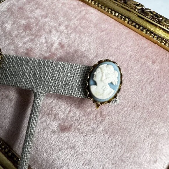 Vintage Gold Tone Blue & White Cameo Screw-back Earrings Mid-Century Modern MCM - Picture 7 of 9